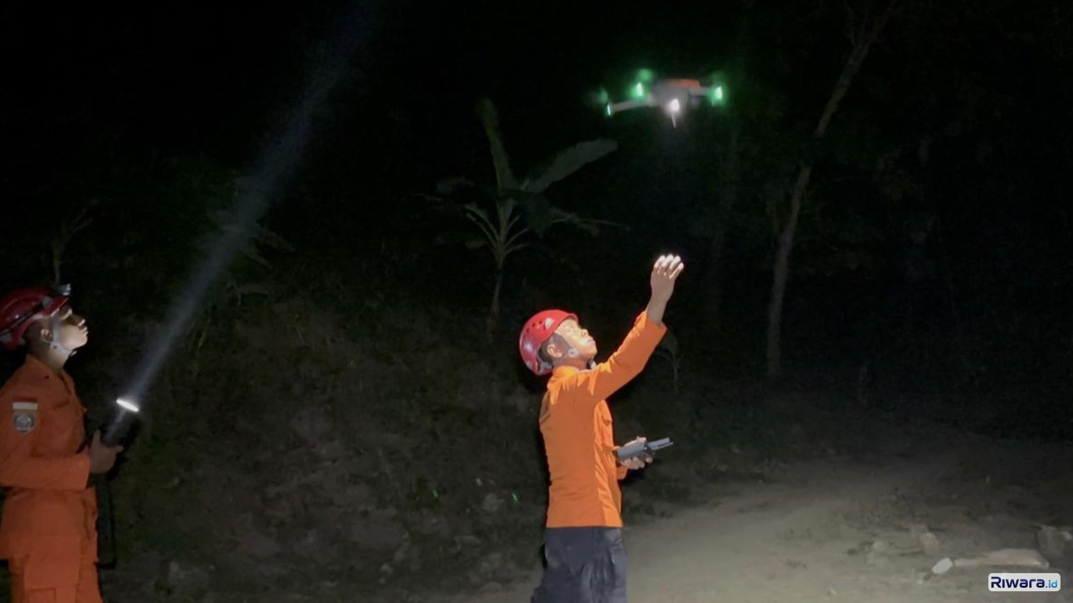 REscuer Basarnas menggunakan drone pelacak thermal untuk melacak pemuda yang hilang di Hutan Binangun Cilacal